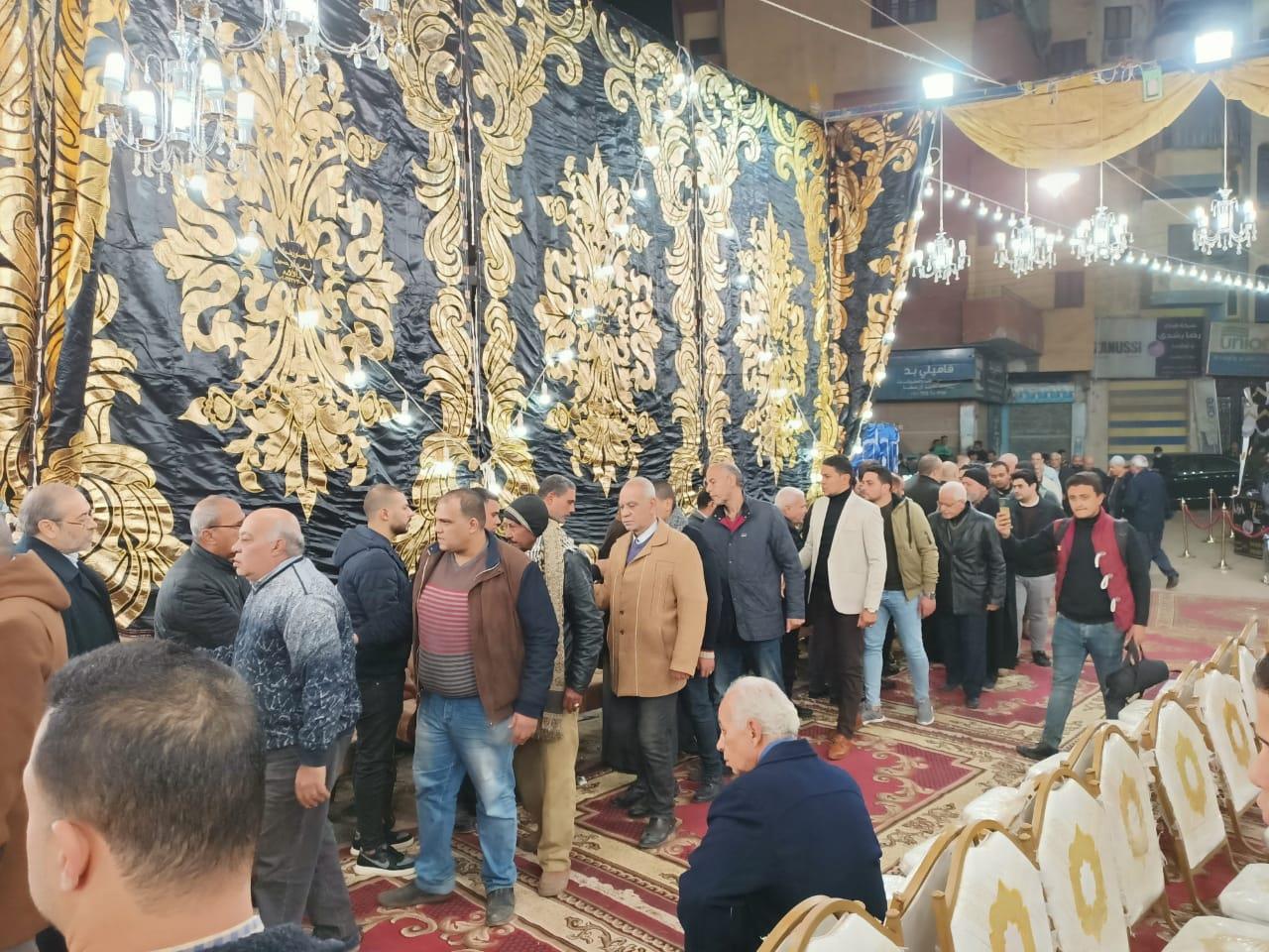 أعداد غفيرة من المواطنين في عزاء وائل الإبراشي
