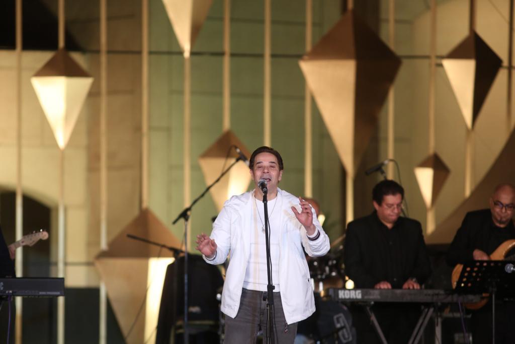 مدحت صالح يضى سماء مسرح النافورةمدحت صالح يضى سماء مسرح النافورة