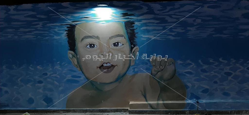 «وشوش أصلية».. أسوانية تحول جدران النوبة للوحات فنية