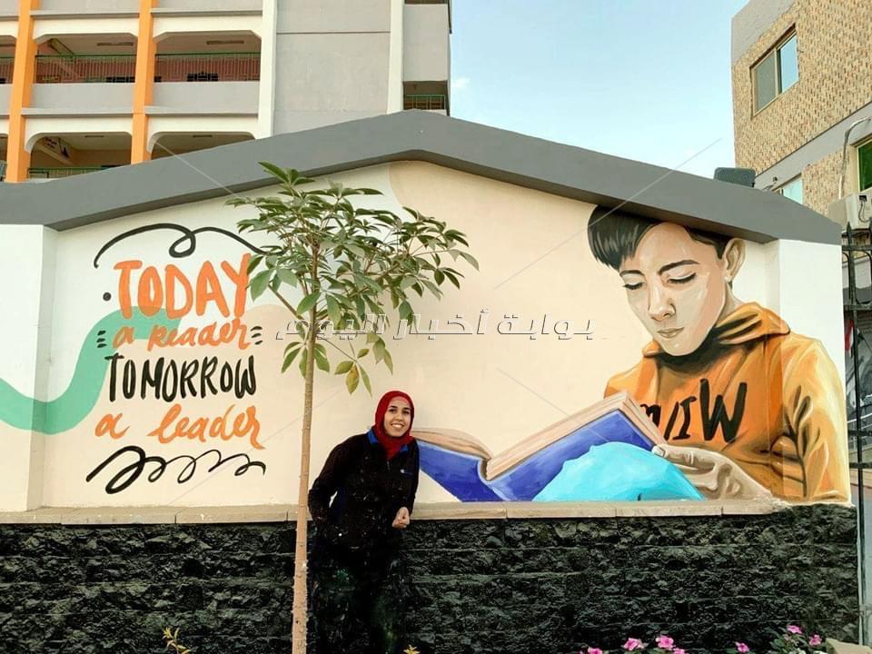 «وشوش أصلية».. أسوانية تحول جدران النوبة للوحات فنية