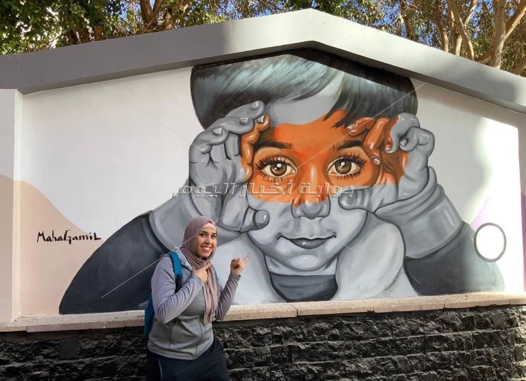 «وشوش أصلية».. أسوانية تحول جدران النوبة للوحات فنية