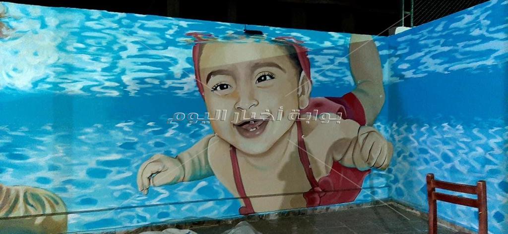 «وشوش أصلية».. أسوانية تحول جدران النوبة للوحات فنية