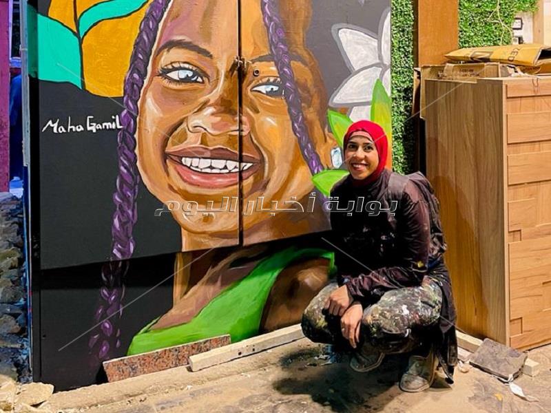 «وشوش أصلية».. أسوانية تحول جدران النوبة للوحات فنية