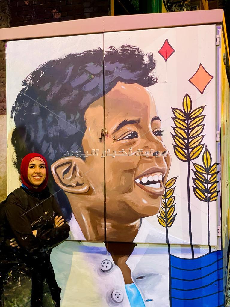 «وشوش أصلية».. أسوانية تحول جدران النوبة للوحات فنية