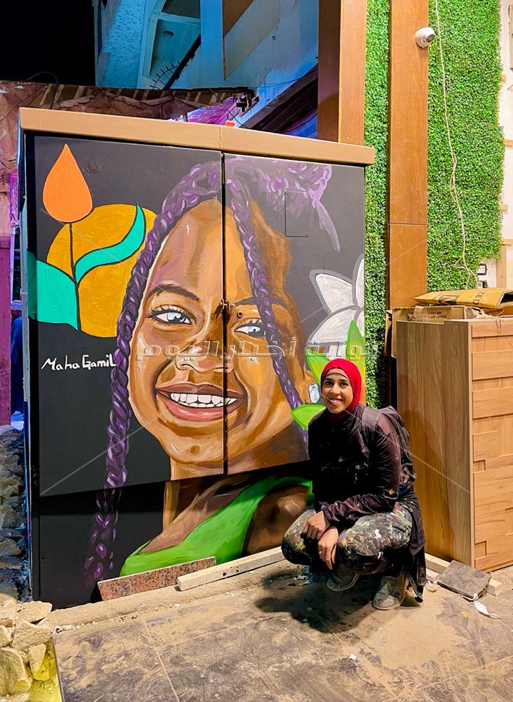 «وشوش أصلية».. أسوانية تحول جدران النوبة للوحات فنية