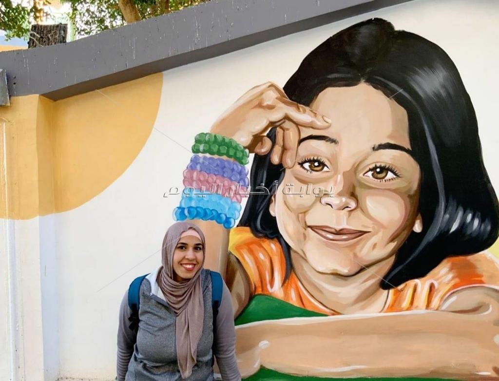 «وشوش أصلية».. أسوانية تحول جدران النوبة للوحات فنية