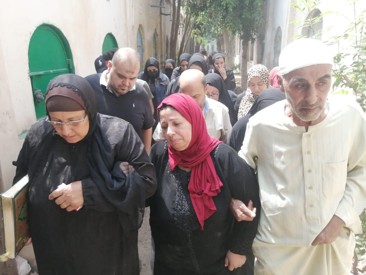 اسرة الطالبة نيرة ضحية الغدر بالمنصورة تزورها بقبرها بمدينة المحلة الكبرى 