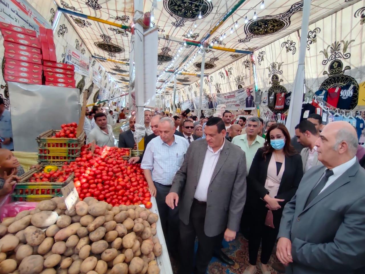 محافظ البحيرة يفتتح معرض السلع الغذائية واللحوم بالأسعار المخفضة بمدينة حوش عيسى‎‎