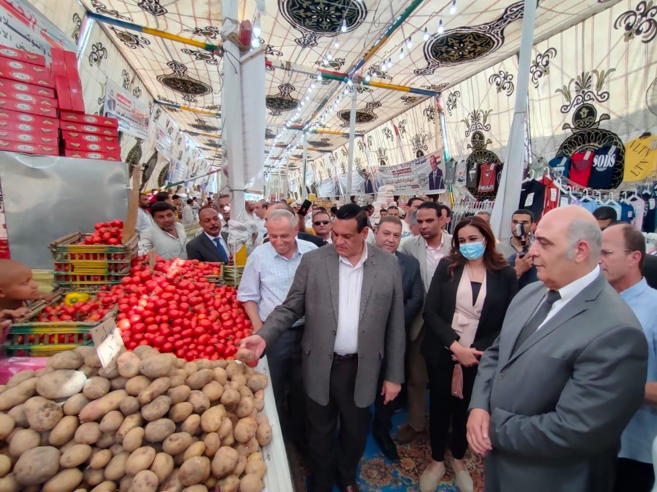 محافظ البحيرة يفتتح معرض السلع الغذائية واللحوم بالأسعار المخفضة بمدينة حوش عيسى‎‎