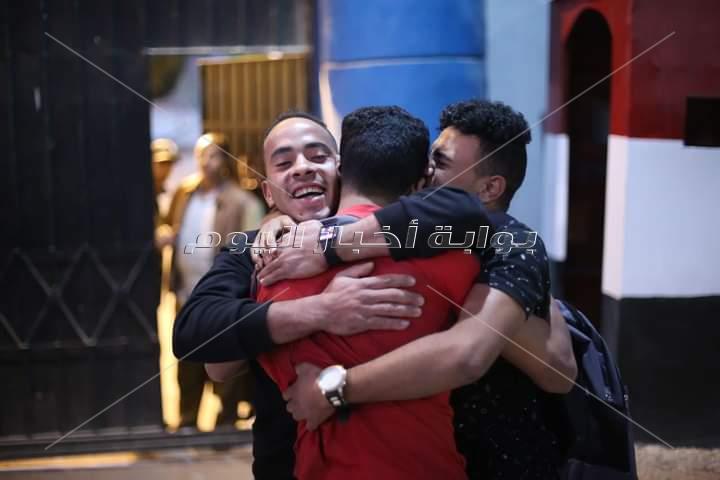 لحظة إخلاء سبيل 30 المفرج عنهم بقرار عفو رئاسي| صور
