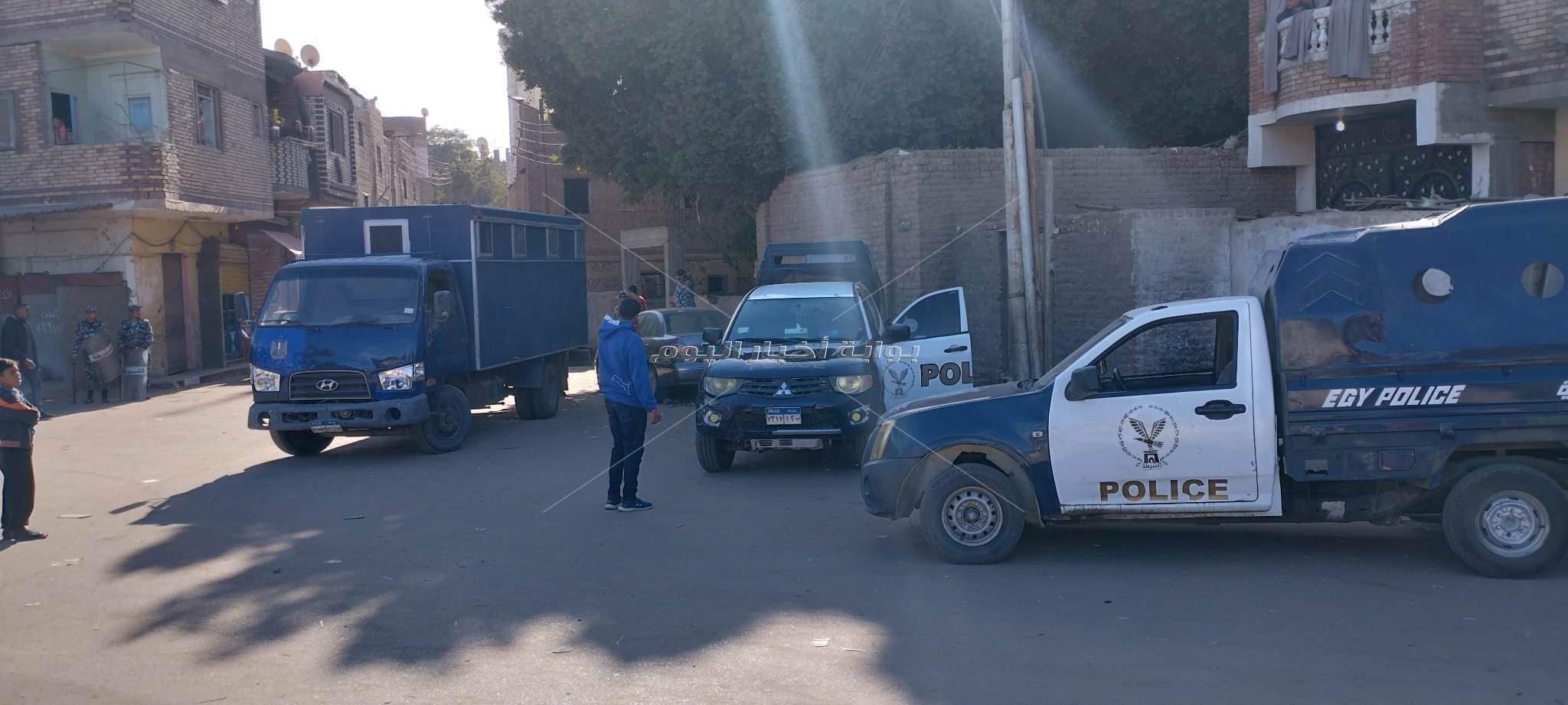  المتهمة بقتل الطفلة "ريتاج" تمثل جريمتها وسط حراسة أمنية مشددة بنجع حمادي