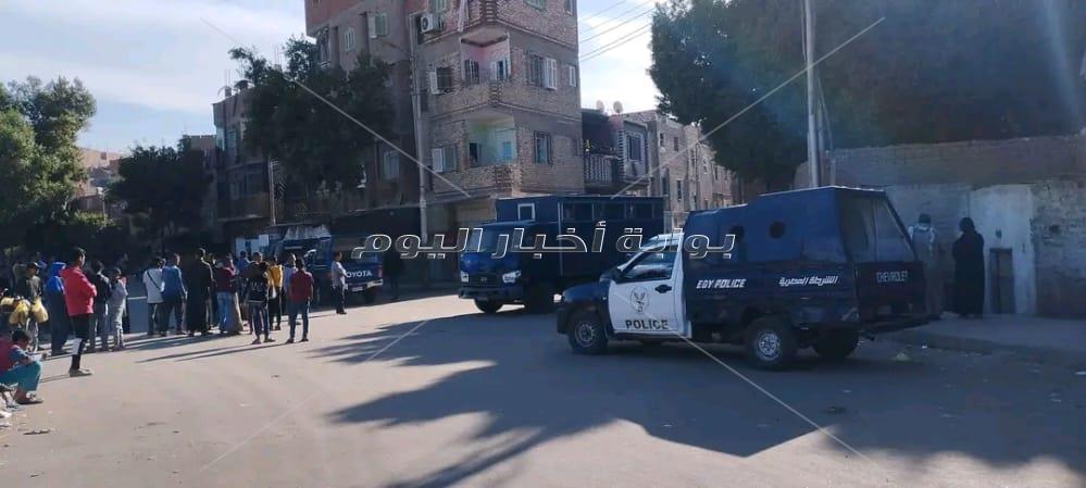  المتهمة بقتل الطفلة "ريتاج" تمثل جريمتها وسط حراسة أمنية مشددة بنجع حمادي