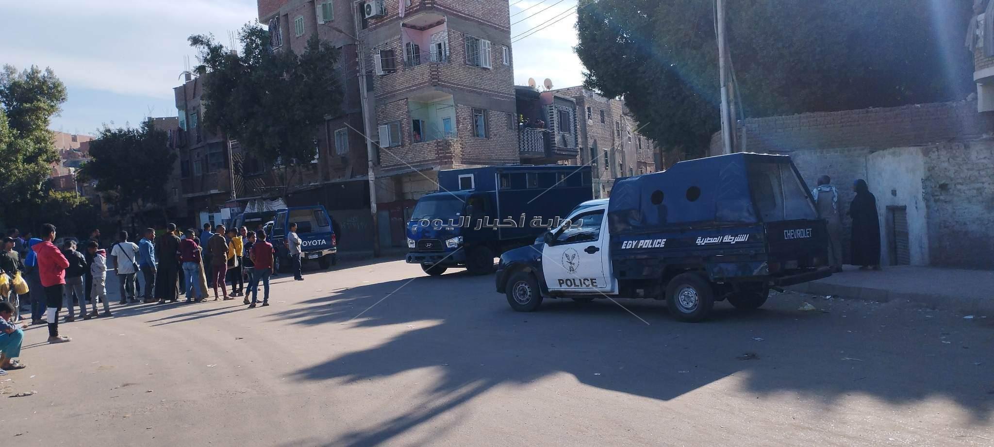  المتهمة بقتل الطفلة "ريتاج" تمثل جريمتها وسط حراسة أمنية مشددة بنجع حمادي