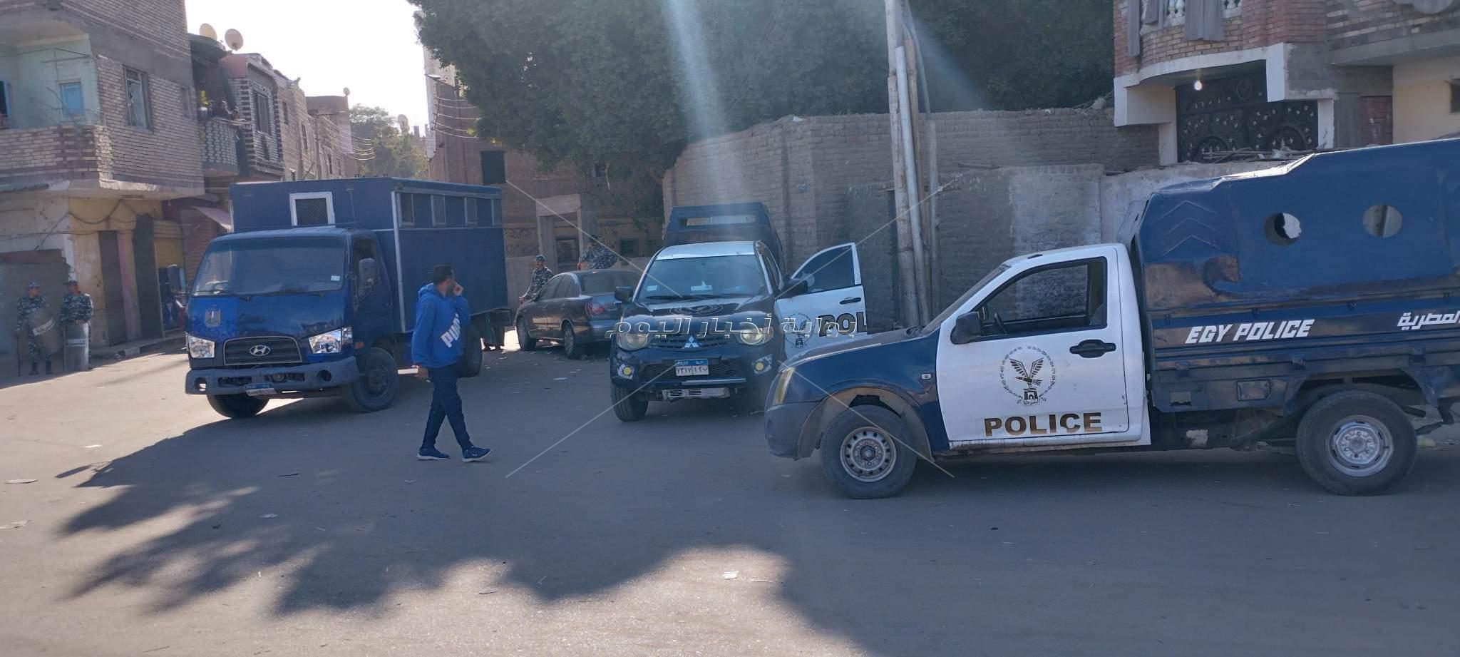  المتهمة بقتل الطفلة "ريتاج" تمثل جريمتها وسط حراسة أمنية مشددة بنجع حمادي
