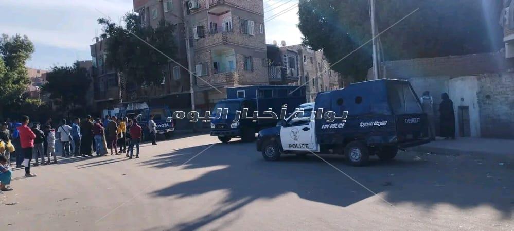  المتهمة بقتل الطفلة "ريتاج" تمثل جريمتها وسط حراسة أمنية مشددة بنجع حمادي