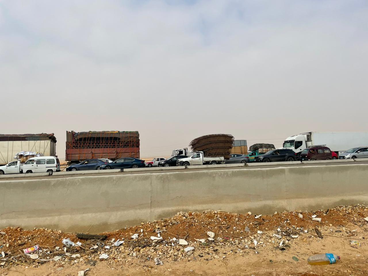 ازدحام مروري شديد يغلق طريق مصر الإسماعيلية الصحراوي منذ الصباح الباكر