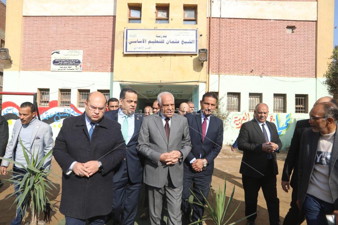 محافظ الجيزة يتفقد لجان امتحانات الشهادة الإعدادية بأبو النمرس والحوامدية 