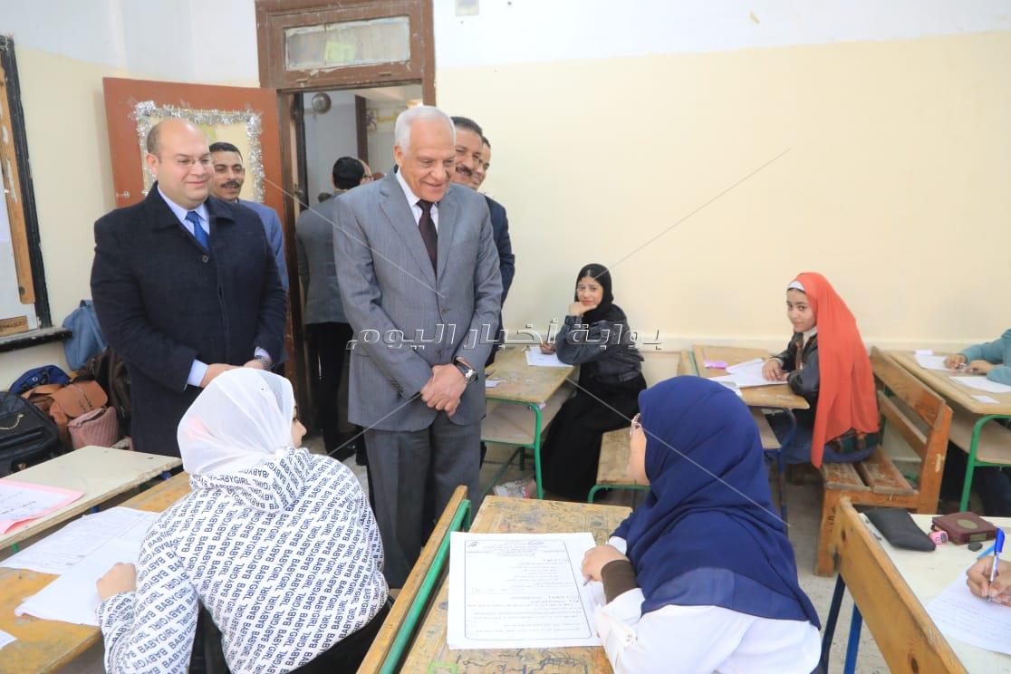 محافظ الجيزة يتفقد لجان امتحانات الشهادة الإعدادية بأبو النمرس والحوامدية 