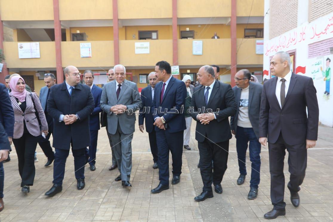 محافظ الجيزة يتفقد لجان امتحانات الشهادة الإعدادية بأبو النمرس والحوامدية 