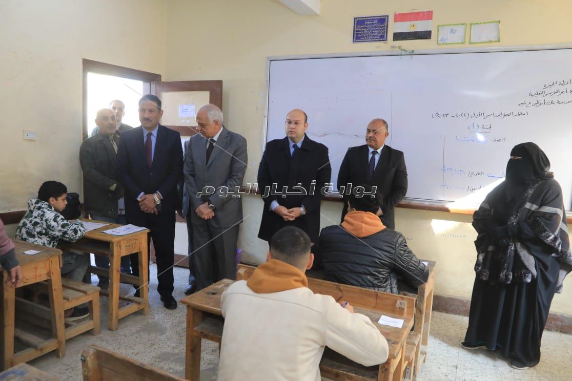 محافظ الجيزة يتفقد لجان امتحانات الشهادة الإعدادية بأبو النمرس والحوامدية 