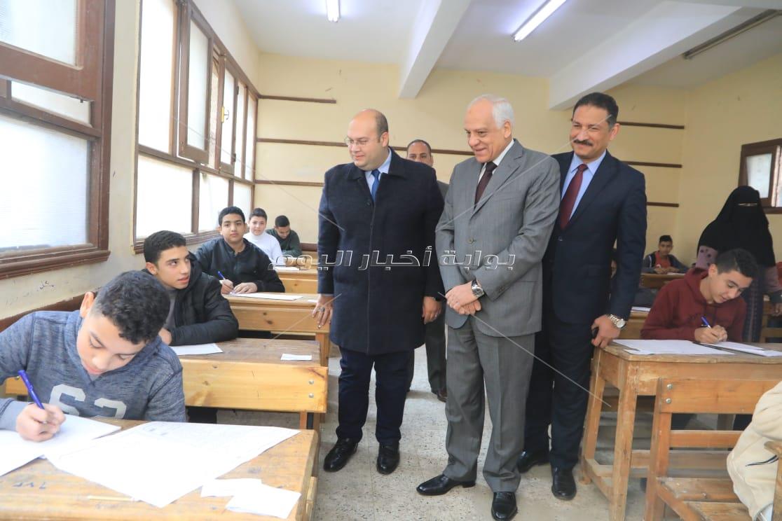 محافظ الجيزة يتفقد لجان امتحانات الشهادة الإعدادية بأبو النمرس والحوامدية 