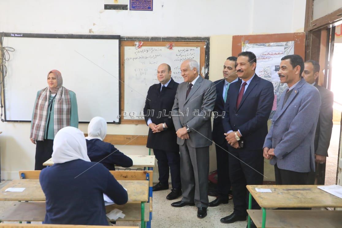 محافظ الجيزة يتفقد لجان امتحانات الشهادة الإعدادية بأبو النمرس والحوامدية 