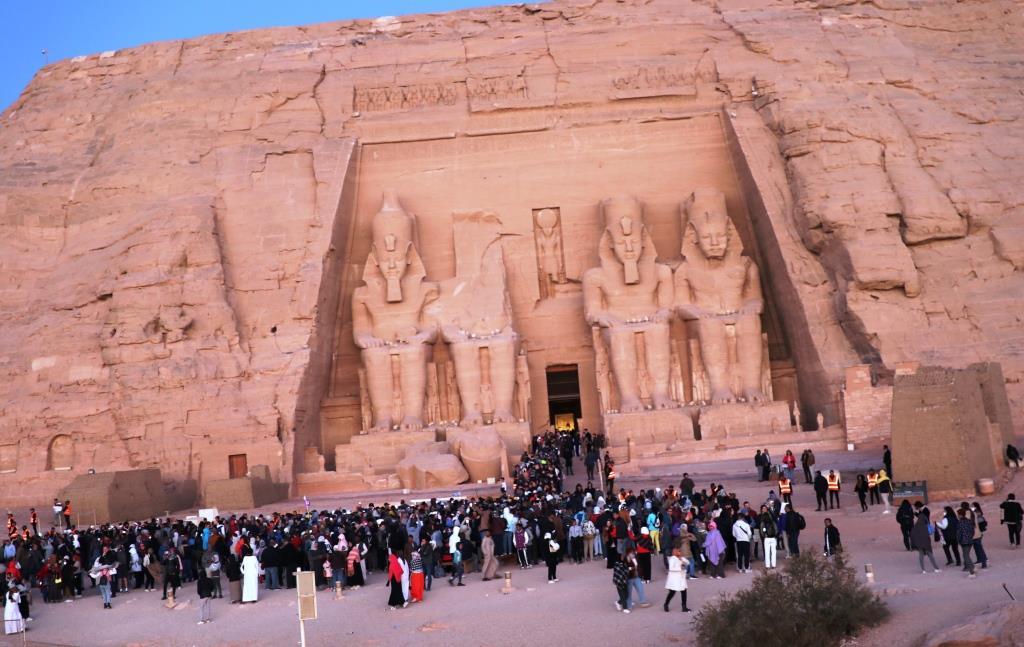 بحضور  6300 سائح وزائر  .. الشمس تتعامد على وجه الملك