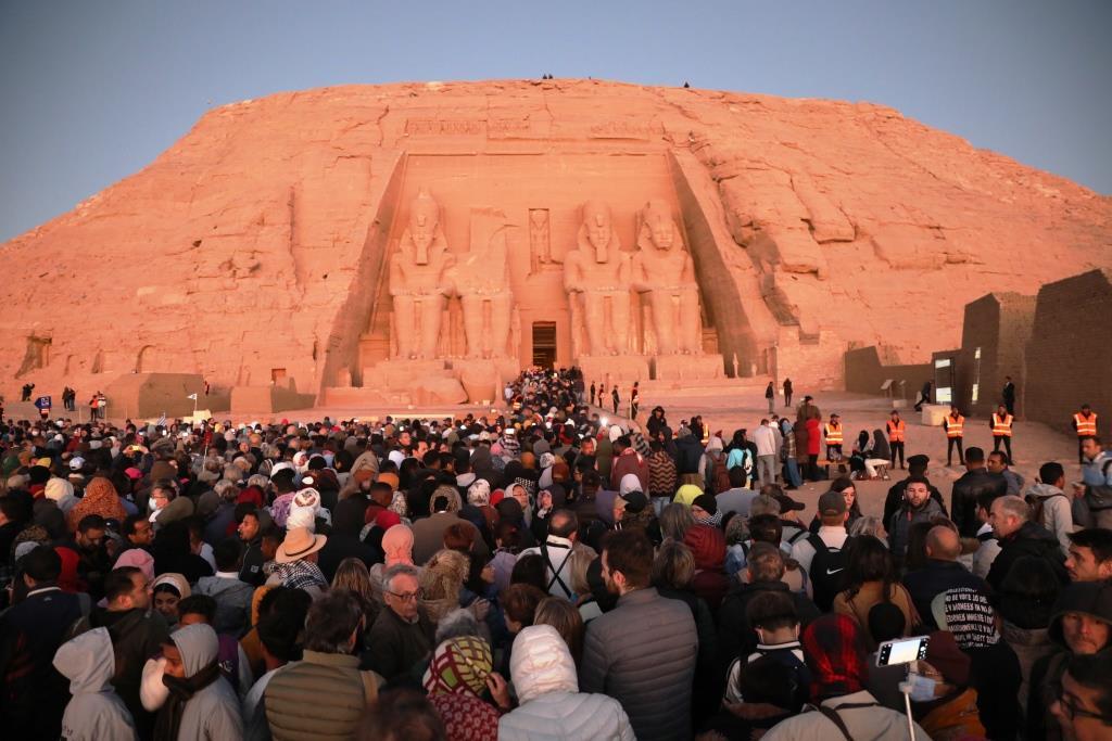 بحضور  6300 سائح وزائر  .. الشمس تتعامد على وجه الملك