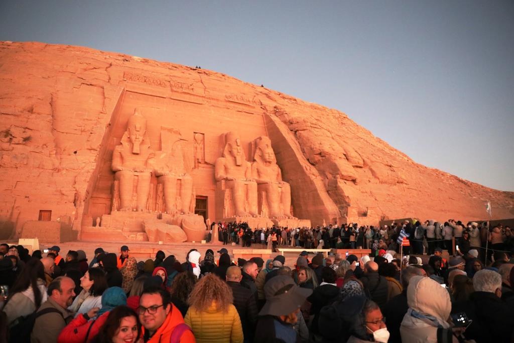 بحضور  6300 سائح وزائر  .. الشمس تتعامد على وجه الملك