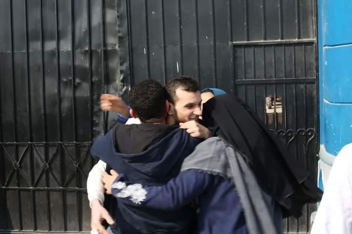 لحظة الإفراج عن المحبوسين احتياطيًا بقرار عفو رئاسي اليوم