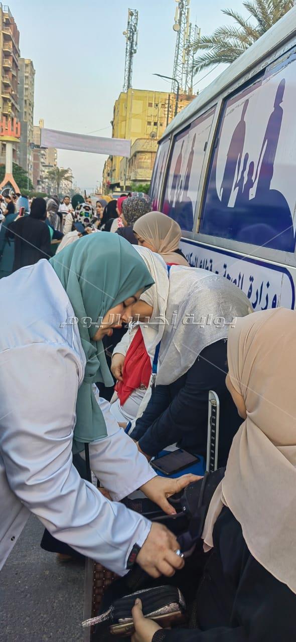 الفرق الثابتة القوافل المتنقلة تفحص المواطنين أمام المساجد بمدن البحيرة 