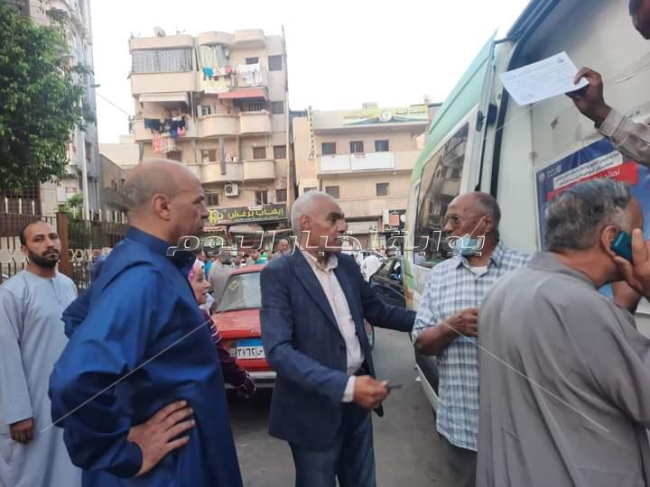 الفرق الثابتة القوافل المتنقلة تفحص المواطنين أمام المساجد بمدن البحيرة 