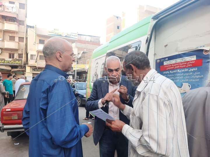 الفرق الثابتة القوافل المتنقلة تفحص المواطنين أمام المساجد بمدن البحيرة 