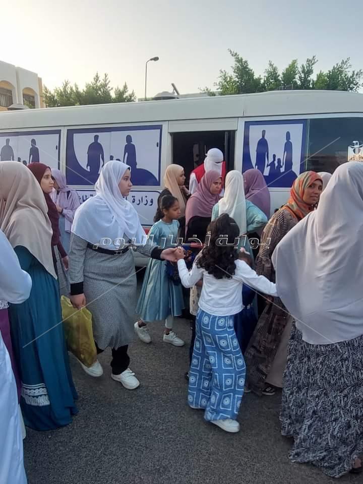 الفرق الثابتة القوافل المتنقلة تفحص المواطنين أمام المساجد بمدن البحيرة 