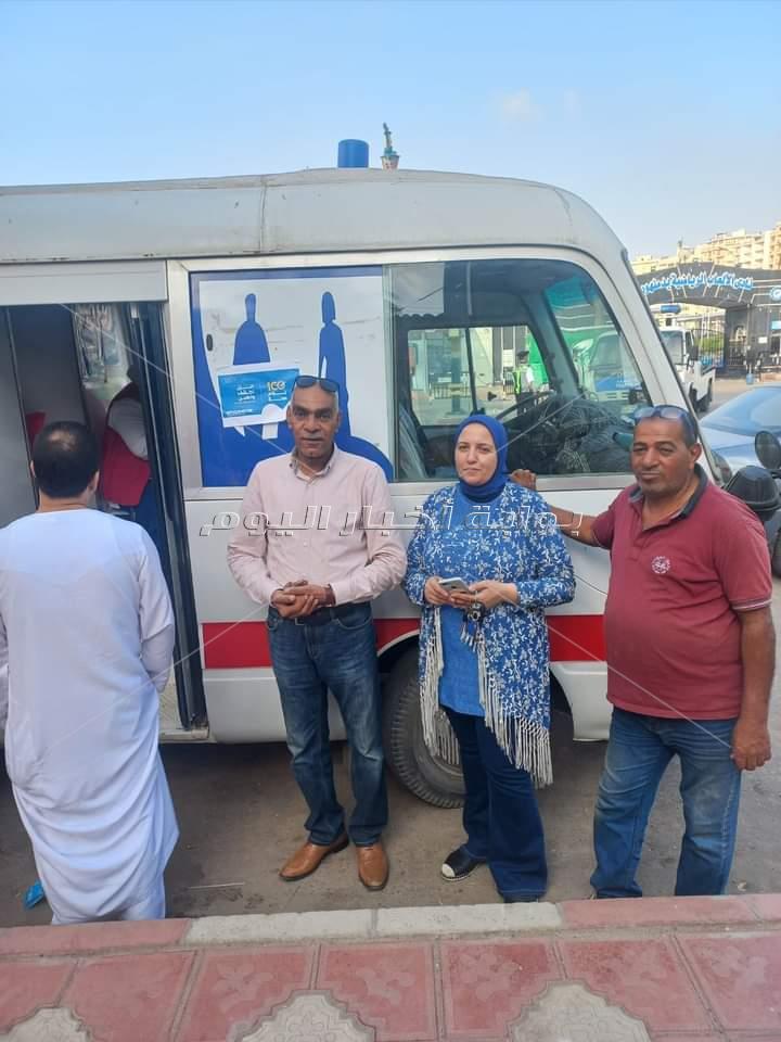 الفرق الثابتة القوافل المتنقلة تفحص المواطنين أمام المساجد بمدن البحيرة 