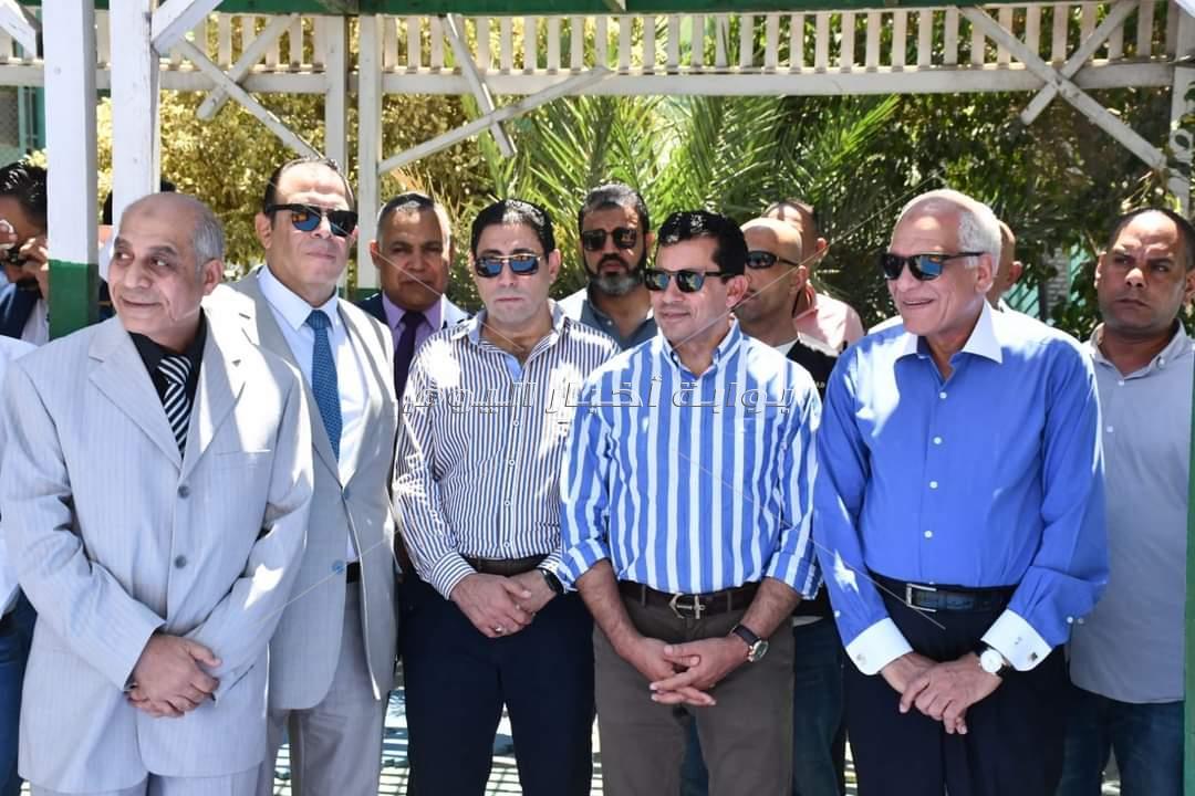 وزير الرياضة ومحافظ الجيزة يفتتحان النادي الصحي وملعب الاسكواش