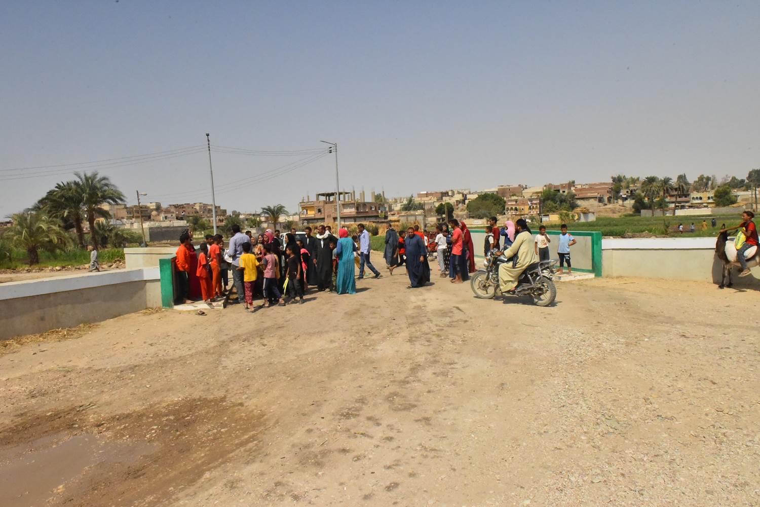 جانب من الجولات الميدانية للمحافظ