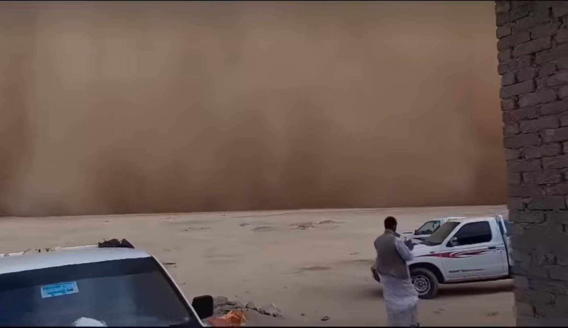 عاصفة ترابية تضرب حلايب وأمطار غزيرة 