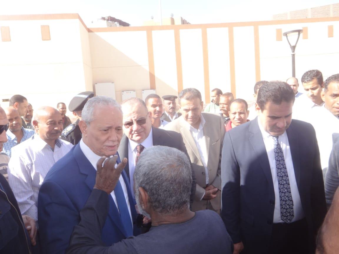 محافظ الأقصر يفتتح سوق خضار شرق السكة