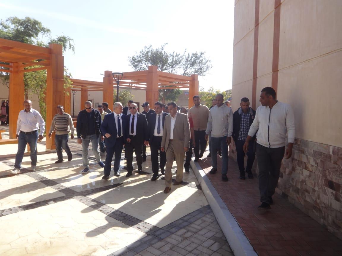 محافظ الأقصر يفتتح سوق خضار شرق السكة