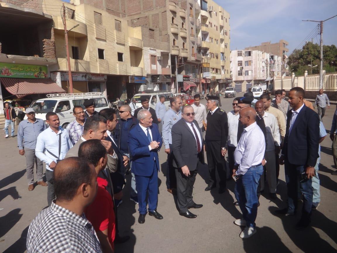 محافظ الأقصر يفتتح سوق خضار شرق السكة