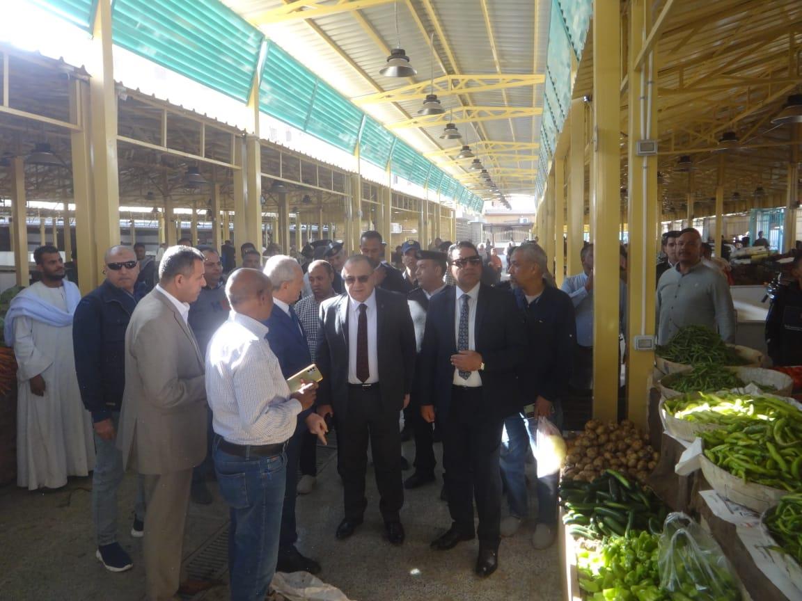 محافظ الأقصر يفتتح سوق خضار شرق السكة