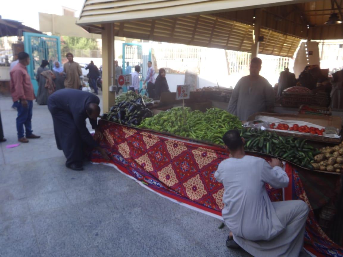محافظ الأقصر يفتتح سوق خضار شرق السكة
