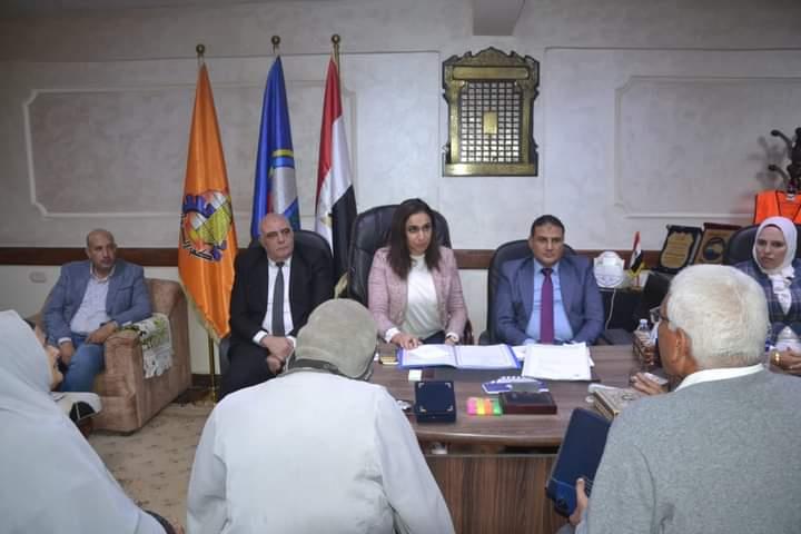 نائب محافظ البحيرة والسكرتير العام يلتقيان بالمواطنين ممن لديهم مطالب وإحتياجات بكفر الدوار