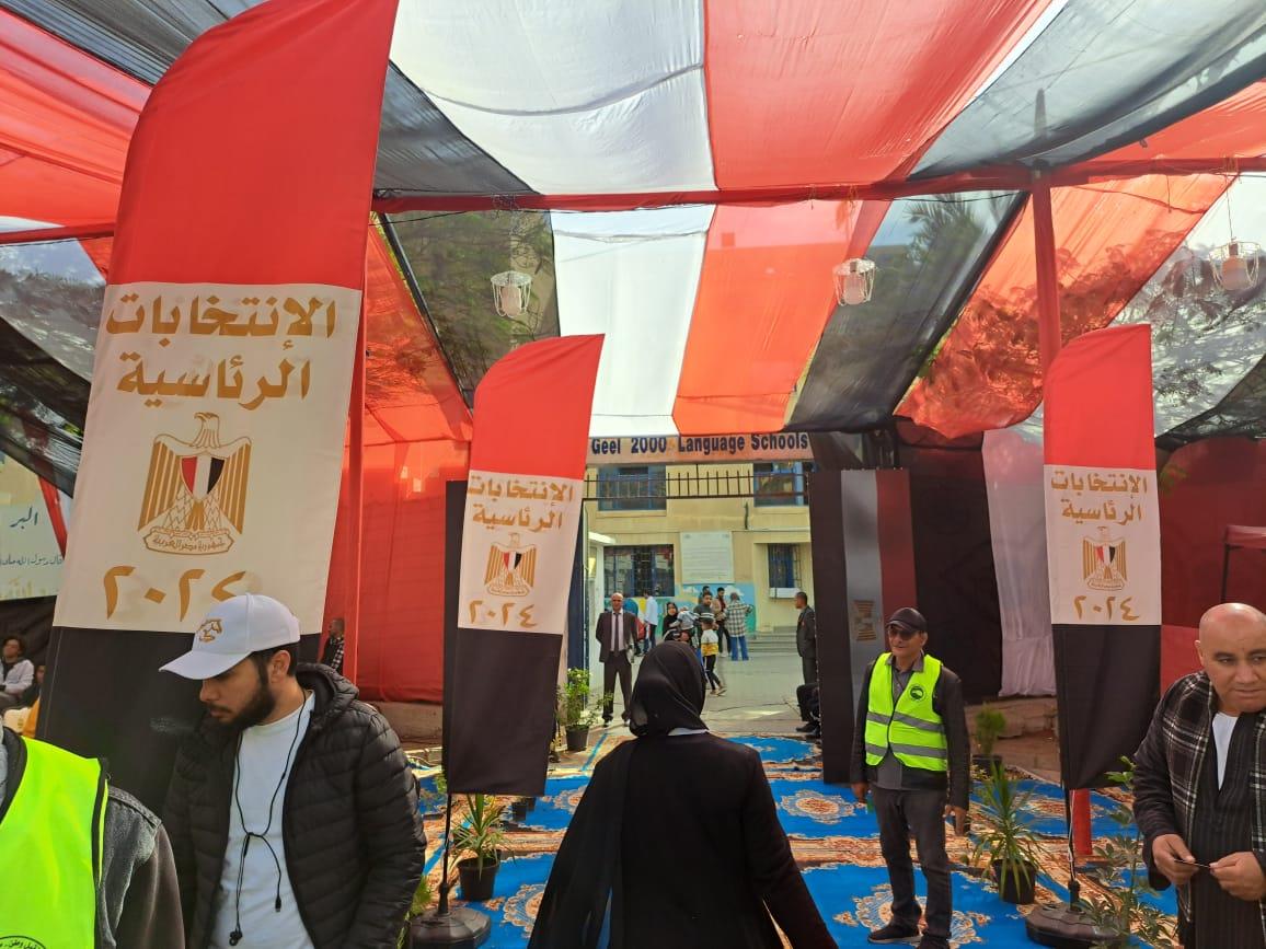 كبار السن والشباب يتصدرون المشهد بمحيط لجنة مدرسة جيل 2000 في أكتوبر