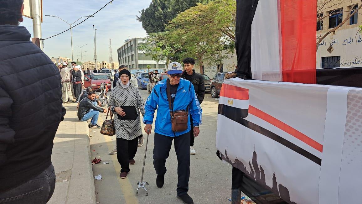 كبار السن والشباب يتصدرون المشهد بمحيط لجنة مدرسة جيل 2000 في أكتوبر