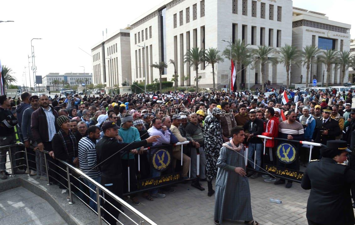 ازدحام شديد أمام لجنة انتخاب الحي الحكومي بالعاصمة الإدارية الجديدة 