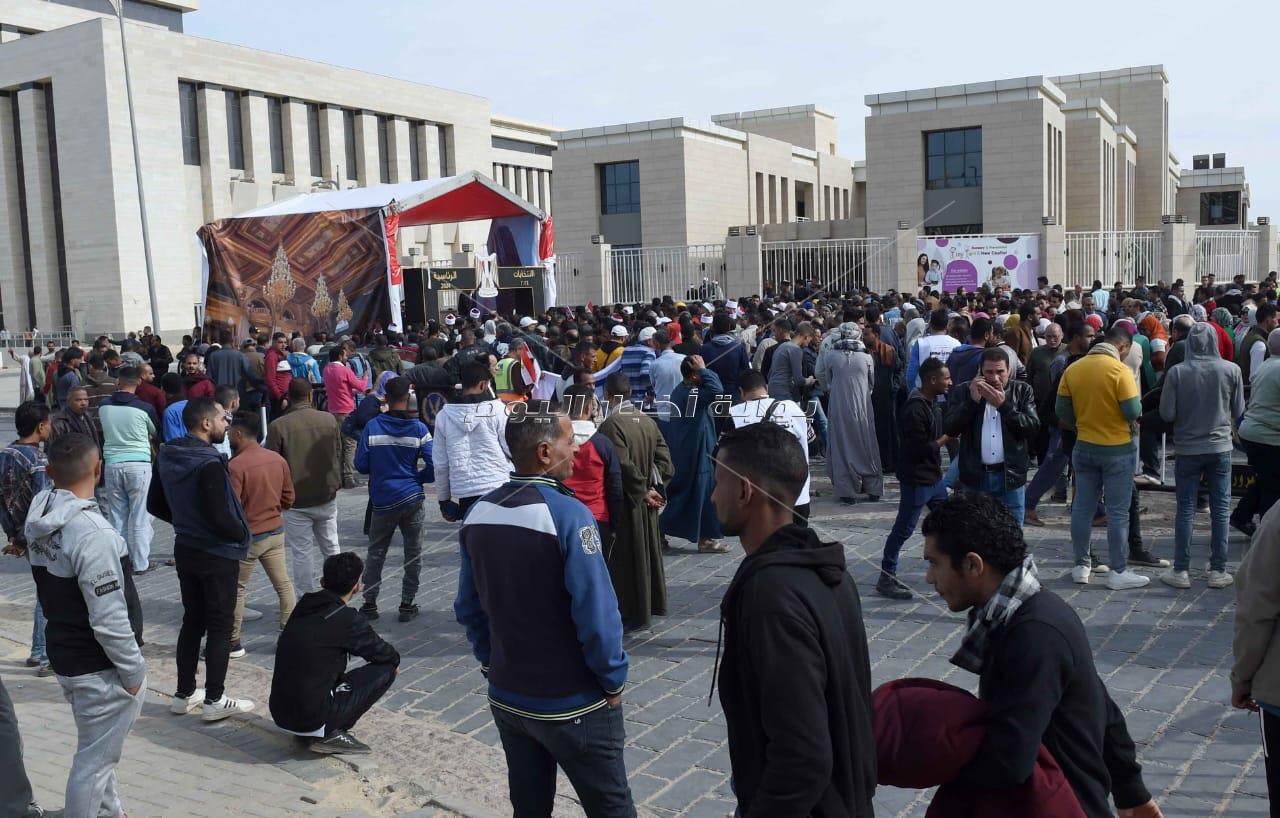 ازدحام شديد أمام لجنة انتخاب الحي الحكومي بالعاصمة الإدارية الجديدة 