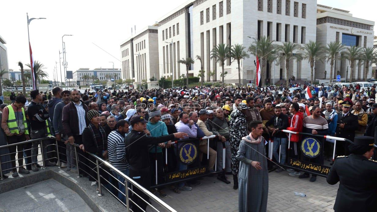 ازدحام شديد أمام لجنة انتخاب الحي الحكومي بالعاصمة الإدارية الجديدة 