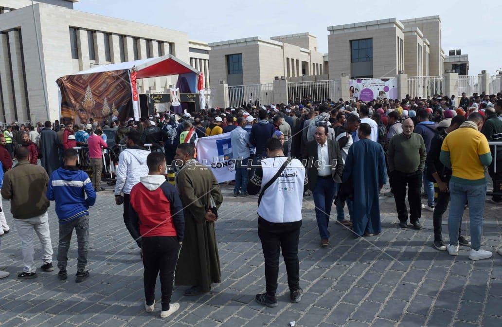 ازدحام شديد أمام لجنة انتخاب الحي الحكومي بالعاصمة الإدارية الجديدة 